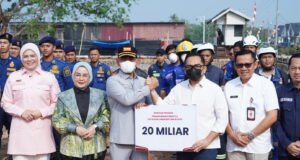 Banjarmasin Terima Bantuan Rp20 Miliar untuk Penanganan Karhutla, Distribusi Diminta Tepat Sasaran Ketua Komisi II DPR RI, M. Rifqinizamy Karsayuda bersama Wali Kota Banjarmasin, H.M. Yamin HR dan jajaran terkait dalam penyerahan simbolis bantuan Rp20 miliar untuk penanganan karhutla di Kota Banjarmasin. Foto Dok istimewa