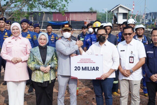 Ketua Komisi II DPR RI, M. Rifqinizamy Karsayuda bersama Wali Kota Banjarmasin, H.M. Yamin HR dan jajaran terkait dalam penyerahan simbolis bantuan Rp20 miliar untuk penanganan karhutla di Kota Banjarmasin. Foto Dok istimewa Ketua Komisi II DPR RI, M. Rifqinizamy Karsayuda bersama Wali Kota Banjarmasin, H.M. Yamin HR dan jajaran terkait dalam penyerahan simbolis bantuan Rp20 miliar untuk penanganan karhutla di Kota Banjarmasin. Foto Dok istimewa