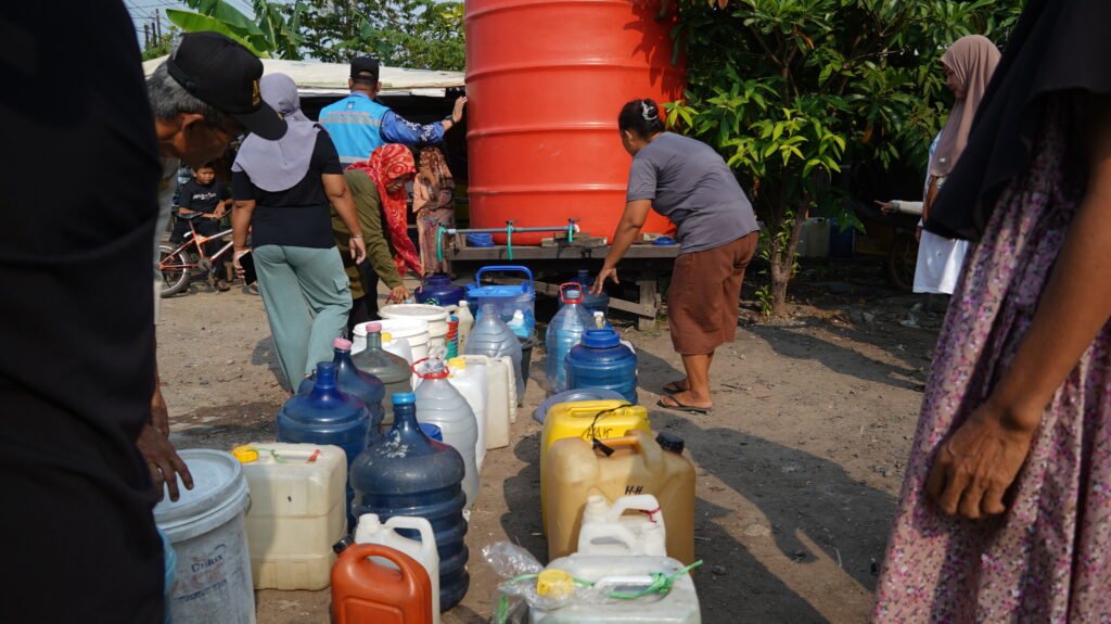 Warga Kuin Cerucuk Mengambil Air Bersih dari Tandon Bantuan. Foto Dok Istimewa