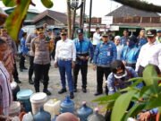 Tinjau Distribusi Air Bersih, Yamin Harap Warga Kuin Cerucuk Tak Lagi Kesulitan Wali Kota Banjarmasin H Muhammad Yamin HR bersama Kapolresta Banjarmasin Kombes Pol Riza Muttaqin Tinjau Distribusi Air Bersih untuk Warga Kuin Cerucuk. Foto Dok Istimewa