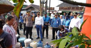 Tinjau Distribusi Air Bersih, Yamin Harap Warga Kuin Cerucuk Tak Lagi Kesulitan Wali Kota Banjarmasin H Muhammad Yamin HR bersama Kapolresta Banjarmasin Kombes Pol Riza Muttaqin Tinjau Distribusi Air Bersih untuk Warga Kuin Cerucuk. Foto Dok Istimewa