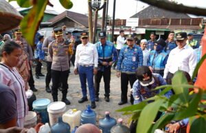Tinjau Distribusi Air Bersih, Yamin Harap Warga Kuin Cerucuk Tak Lagi Kesulitan Wali Kota Banjarmasin H Muhammad Yamin HR bersama Kapolresta Banjarmasin Kombes Pol Riza Muttaqin Tinjau Distribusi Air Bersih untuk Warga Kuin Cerucuk. Foto Dok Istimewa