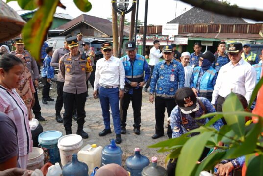 Tinjau Distribusi Air Bersih, Yamin Harap Warga Kuin Cerucuk Tak Lagi Kesulitan Wali Kota Banjarmasin H Muhammad Yamin HR bersama Kapolresta Banjarmasin Kombes Pol Riza Muttaqin Tinjau Distribusi Air Bersih untuk Warga Kuin Cerucuk. Foto Dok Istimewa