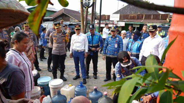 Wali Kota Banjarmasin H Muhammad Yamin HR bersama Kapolresta Banjarmasin Kombes Pol Riza Muttaqin Tinjau Distribusi Air Bersih untuk Warga Kuin Cerucuk. Foto Dok Istimewa Wali Kota Banjarmasin H Muhammad Yamin HR bersama Kapolresta Banjarmasin Kombes Pol Riza Muttaqin Tinjau Distribusi Air Bersih untuk Warga Kuin Cerucuk. Foto Dok Istimewa