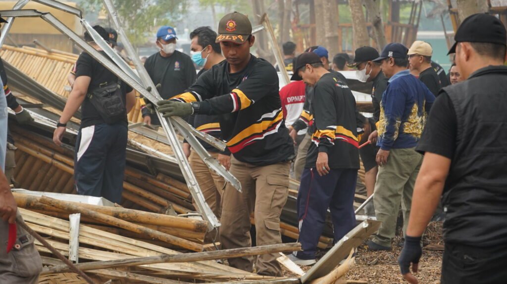 Pembongkaran Bangunan dan Pembersihan Kawasan Kampung Ketupat. Foto Dok Istimewa