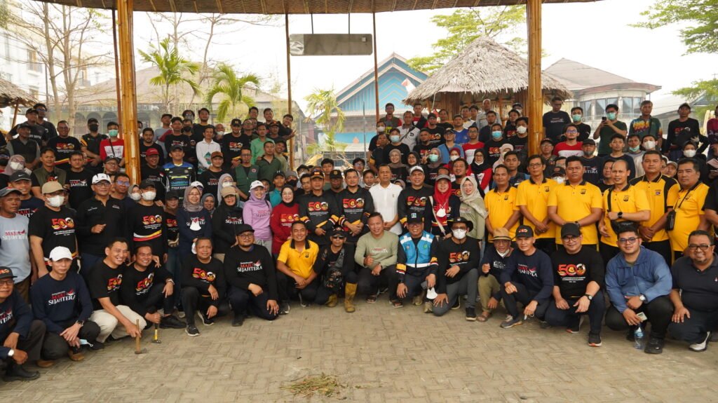 Wali Kota Banjarmasin, H. M. Yamin HR Bersama ASN Pemko Banjarmasin, TNI dan Polri Ikuti Gotong Royong Kawasan Kampung Ketupat. Foto Dok Istimewa