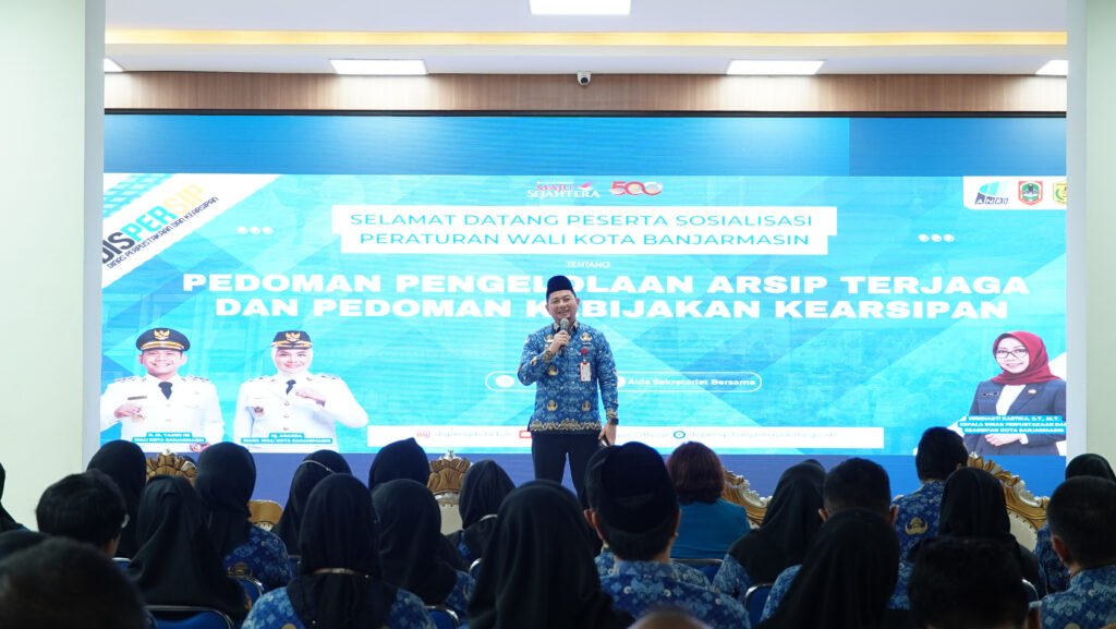 Sekretaris Daerah Kota Banjarmasin, Ichrom Muftezar, menyampaikan materi sosialisasi kebijakan kearsipan kepada peserta dalam kegiatan sosialisasi Peraturan Wali Kota Banjarmasin dan Pedoman Kebijakan Kearsipan. Foto Dok Istimewa