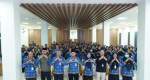 Pemko Banjarmasin Dorong Tertib Arsip hingga Kelurahan, Perkuat Transparansi Pemerintahan Peserta Sosialisasi Peraturan Wali Kota Banjarmasin dan Pedoman Kebijakan Kearsipan berfoto bersama usai mengikuti kegiatan yang bertujuan memperkuat pemahaman serta penerapan tata kelola arsip di lingkungan instansi. Foto Dok istimewa
