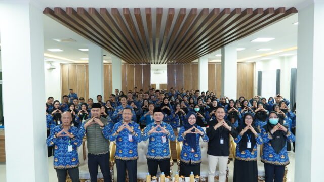 Peserta Sosialisasi Peraturan Wali Kota Banjarmasin dan Pedoman Kebijakan Kearsipan berfoto bersama usai mengikuti kegiatan yang bertujuan memperkuat pemahaman serta penerapan tata kelola arsip di lingkungan instansi. Foto Dok istimewa Peserta Sosialisasi Peraturan Wali Kota Banjarmasin dan Pedoman Kebijakan Kearsipan berfoto bersama usai mengikuti kegiatan yang bertujuan memperkuat pemahaman serta penerapan tata kelola arsip di lingkungan instansi. Foto Dok istimewa