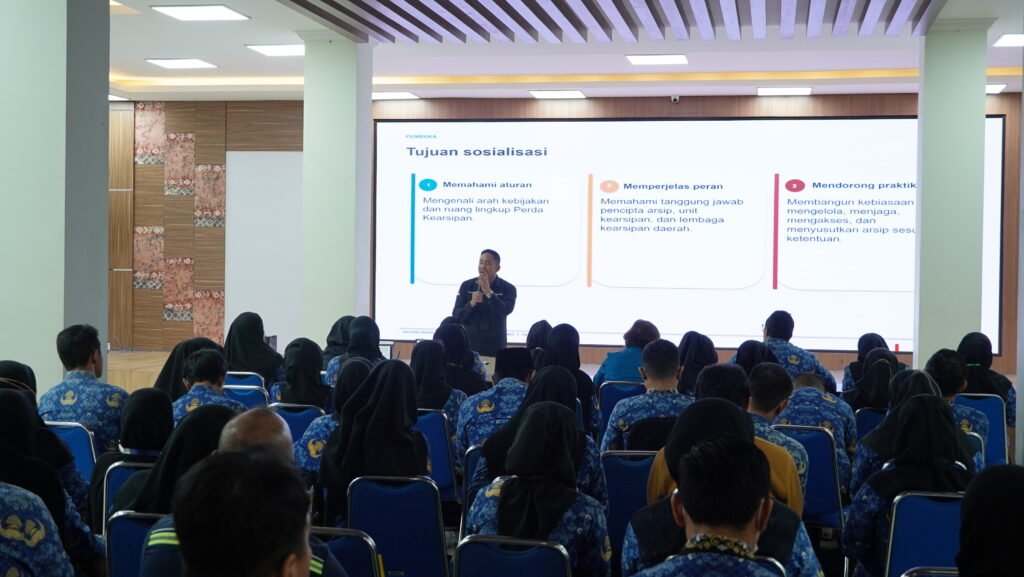 Narasumber menyampaikan materi dalam Sosialisasi Peraturan Wali Kota Banjarmasin tentang Pedoman Pengelolaan Arsip Terjaga dan Pedoman Kebijakan Kearsipan yang digelar di Aula Sekretariat Bersama Khatib Dayan.