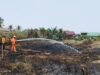 Karhutla Banjarmasin Capai 71 Kejadian, Penanganan Diperkuat dari Darat dan Udara Petugas BPBD Banjarmasin Padamkan Karhutla di Lahan Terbakar. Foto Dok Istimewa