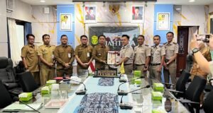 Pemko Banjarmasin Terima 187 Sertipikat Hak Pakai PSU Perumahan dari Kantor Pertanahan Wali Kota Banjarmasin, H. M. Yamin HR, menerima langsung penyerahan tersebut dengan didampingi Sekretaris Daerah Kota Banjarmasin, Ichrom Muftezar, dan Kepala Dinas Perumahan Rakyat dan Kawasan Permukiman (Disperkim) Kota Banjarmasin, Yusna Irawan. Foto Dok Istimewa