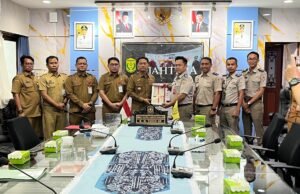 Pemko Banjarmasin Terima 187 Sertipikat Hak Pakai PSU Perumahan dari Kantor Pertanahan Wali Kota Banjarmasin, H. M. Yamin HR, menerima langsung penyerahan tersebut dengan didampingi Sekretaris Daerah Kota Banjarmasin, Ichrom Muftezar, dan Kepala Dinas Perumahan Rakyat dan Kawasan Permukiman (Disperkim) Kota Banjarmasin, Yusna Irawan. Foto Dok Istimewa