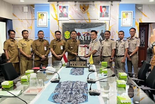Pemko Banjarmasin Terima 187 Sertipikat Hak Pakai PSU Perumahan dari Kantor Pertanahan Wali Kota Banjarmasin, H. M. Yamin HR, menerima langsung penyerahan tersebut dengan didampingi Sekretaris Daerah Kota Banjarmasin, Ichrom Muftezar, dan Kepala Dinas Perumahan Rakyat dan Kawasan Permukiman (Disperkim) Kota Banjarmasin, Yusna Irawan. Foto Dok Istimewa