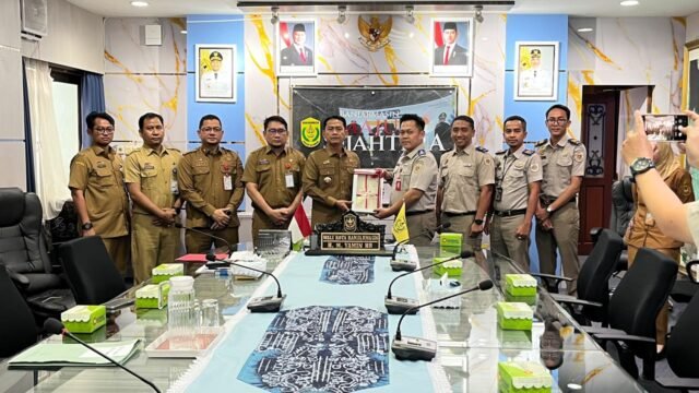 Wali Kota Banjarmasin, H. M. Yamin HR, menerima langsung penyerahan tersebut dengan didampingi Sekretaris Daerah Kota Banjarmasin, Ichrom Muftezar, dan Kepala Dinas Perumahan Rakyat dan Kawasan Permukiman (Disperkim) Kota Banjarmasin, Yusna Irawan. Foto Dok Istimewa Wali Kota Banjarmasin, H. M. Yamin HR, menerima langsung penyerahan tersebut dengan didampingi Sekretaris Daerah Kota Banjarmasin, Ichrom Muftezar, dan Kepala Dinas Perumahan Rakyat dan Kawasan Permukiman (Disperkim) Kota Banjarmasin, Yusna Irawan. Foto Dok Istimewa