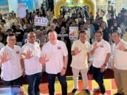 Indosat 5G Hadir di Banjarmasin dan Banjarbaru, Dukung Gaming hingga Kreativitas Digital Manajemen Indosat Ooredoo Hutchison bersama peserta berfoto dalam kegiatan pengenalan pengalaman jaringan Indosat 5G di Duta Mall Banjarmasin. Foto Dok Istimewa