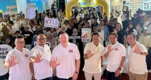 Indosat 5G Hadir di Banjarmasin dan Banjarbaru, Dukung Gaming hingga Kreativitas Digital Manajemen Indosat Ooredoo Hutchison bersama peserta berfoto dalam kegiatan pengenalan pengalaman jaringan Indosat 5G di Duta Mall Banjarmasin. Foto Dok Istimewa