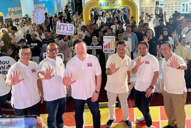 Manajemen Indosat Ooredoo Hutchison bersama peserta berfoto dalam kegiatan pengenalan pengalaman jaringan Indosat 5G di Duta Mall Banjarmasin. Foto Dok Istimewa Manajemen Indosat Ooredoo Hutchison bersama peserta berfoto dalam kegiatan pengenalan pengalaman jaringan Indosat 5G di Duta Mall Banjarmasin. Foto Dok Istimewa