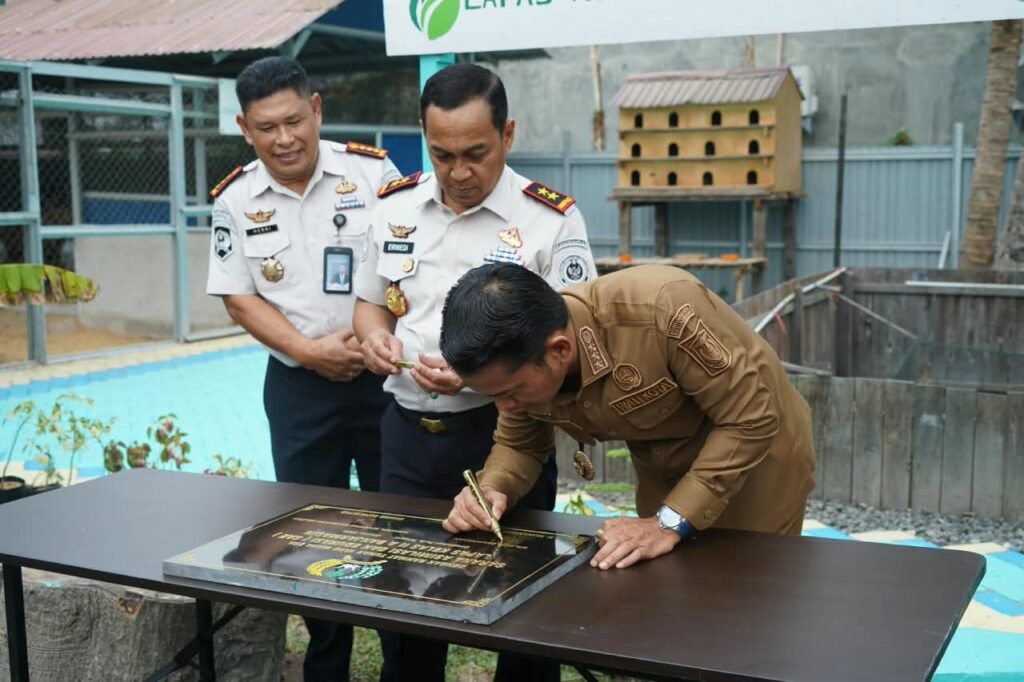 Wali Kota Banjarmasin H. Muhammad Yamin HR menandatangani prasasti peresmian Sarana Asimilasi dan Edukasi di Lapas Kelas IIA Banjarmasin. Foto Dok Istimewa