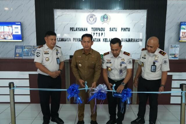 Wali Kota Banjarmasin H. Muhammad Yamin HR bersama jajaran Lapas Kelas IIA Banjarmasin meresmikan fasilitas pelayanan terpadu satu pintu, Senin (19/10/2026). Foto Dok Istimewa Wali Kota Banjarmasin H. Muhammad Yamin HR bersama jajaran Lapas Kelas IIA Banjarmasin meresmikan fasilitas pelayanan terpadu satu pintu, Senin (19/10/2026). Foto Dok Istimewa