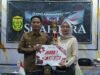 Wali Kota Banjarmasin Serahkan Apresiasi kepada Pemenang Lomba Foto dan Video 5 Abad Kota Wali Kota Banjarmasin HM Yamin HR menyerahkan apresiasi kepada pemenang lomba videografi dalam rangka Hari Jadi ke-500 Kota Banjarmasin. Foto Dok Istimewa