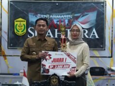 Wali Kota Banjarmasin Serahkan Apresiasi kepada Pemenang Lomba Foto dan Video 5 Abad Kota Wali Kota Banjarmasin HM Yamin HR menyerahkan apresiasi kepada pemenang lomba videografi dalam rangka Hari Jadi ke-500 Kota Banjarmasin. Foto Dok Istimewa