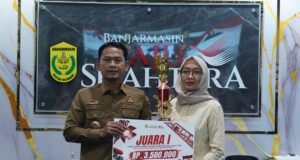 Wali Kota Banjarmasin Serahkan Apresiasi kepada Pemenang Lomba Foto dan Video 5 Abad Kota Wali Kota Banjarmasin HM Yamin HR menyerahkan apresiasi kepada pemenang lomba videografi dalam rangka Hari Jadi ke-500 Kota Banjarmasin. Foto Dok Istimewa