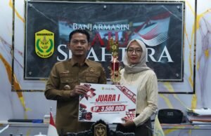 Wali Kota Banjarmasin Serahkan Apresiasi kepada Pemenang Lomba Foto dan Video 5 Abad Kota Wali Kota Banjarmasin HM Yamin HR menyerahkan apresiasi kepada pemenang lomba videografi dalam rangka Hari Jadi ke-500 Kota Banjarmasin. Foto Dok Istimewa
