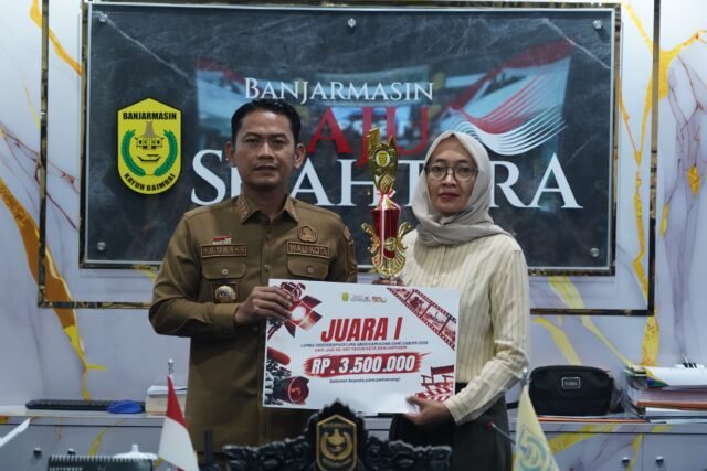 Wali Kota Banjarmasin HM Yamin HR menyerahkan apresiasi kepada pemenang lomba videografi dalam rangka Hari Jadi ke-500 Kota Banjarmasin. Foto Dok Istimewa Wali Kota Banjarmasin HM Yamin HR menyerahkan apresiasi kepada pemenang lomba videografi dalam rangka Hari Jadi ke-500 Kota Banjarmasin. Foto Dok Istimewa