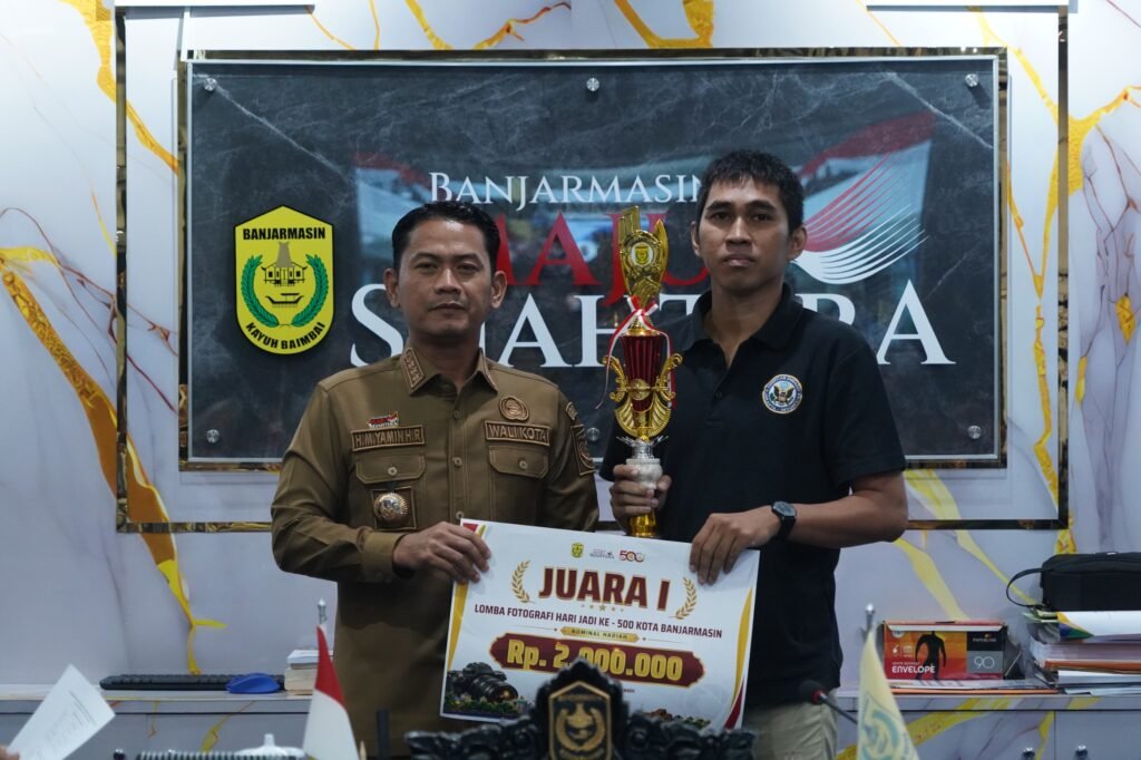 Wali Kota Banjarmasin HM Yamin HR berfoto bersama para pemenang lomba foto dan video dalam rangka Hari Jadi ke-500 Kota Banjarmasin, Senin (19/10/2026). Foto Dok Istimewa