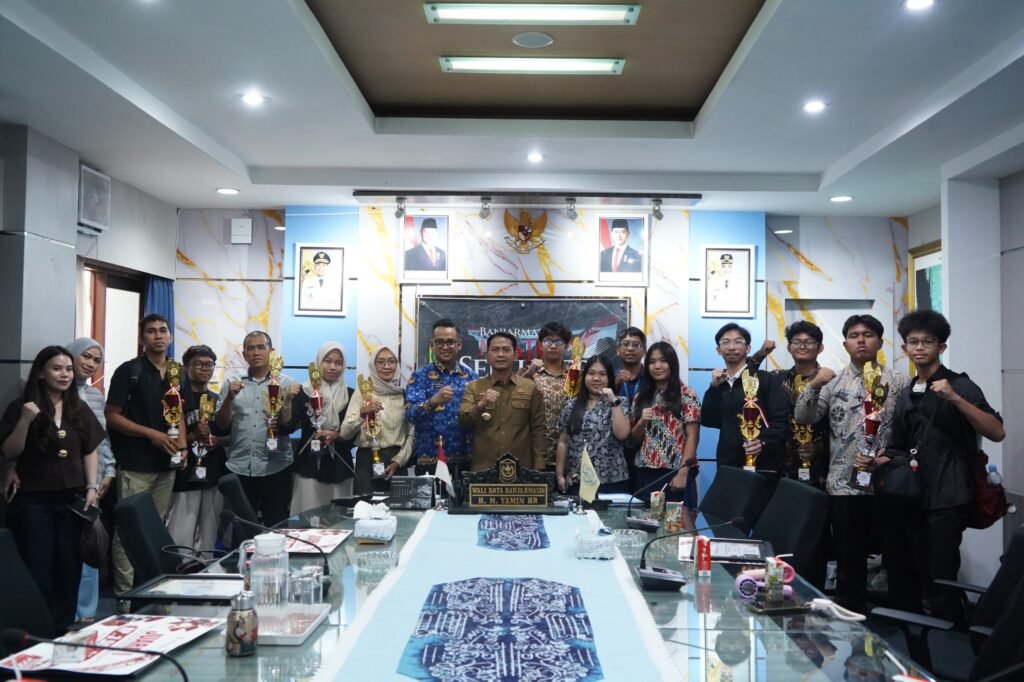 Wali Kota Banjarmasin HM Yamin HR menyerahkan apresiasi kepada pemenang lomba fotografi dalam rangka Hari Jadi ke-500 Kota Banjarmasin. Foto Dok Istimewa