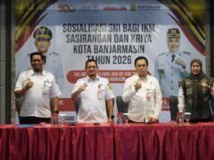 Pemko Banjarmasin Dorong Produk Sasirangan dan Kriya Berstandar SNI Perwakilan penyelenggara berfoto bersama usai kegiatan Sosialisasi SNI bagi IKM Sasirangan dan Kriya dalam rangka Hari Jadi ke-500 Kota Banjarmasin. Foto Dok istimewa