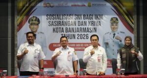 Pemko Banjarmasin Dorong Produk Sasirangan dan Kriya Berstandar SNI Perwakilan penyelenggara berfoto bersama usai kegiatan Sosialisasi SNI bagi IKM Sasirangan dan Kriya dalam rangka Hari Jadi ke-500 Kota Banjarmasin. Foto Dok istimewa