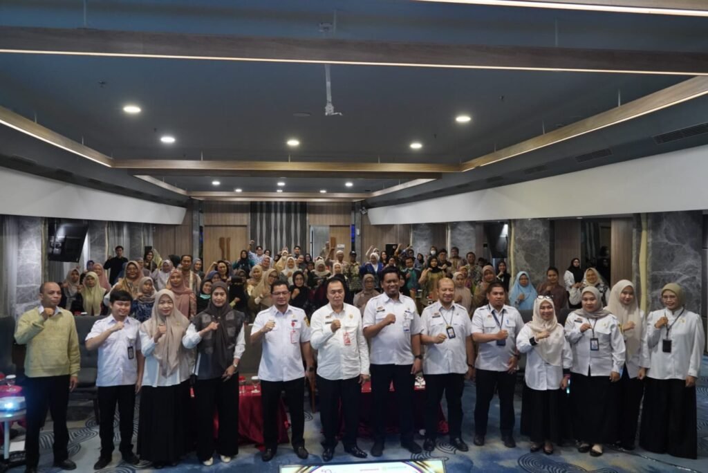 Peserta dan perwakilan penyelenggara berfoto bersama dalam kegiatan Sosialisasi SNI bagi IKM Sasirangan dan Kriya Kota Banjarmasin Tahun 2026. Foto Dok Istimewa