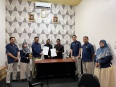 DJP dan Politeknik Kotabaru Bentuk Tax Center Pertama di Wilayah KPP Pratama Batulicin Perwakilan DJP dan Politeknik Kotabaru menunjukkan dokumen kerja sama pembentukan Tax Center yang menjadi langkah penguatan edukasi dan kesadaran perpajakan di lingkungan perguruan tinggi. Foto Dok istimewa
