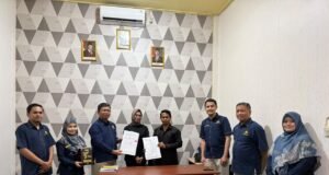 DJP dan Politeknik Kotabaru Bentuk Tax Center Pertama di Wilayah KPP Pratama Batulicin Perwakilan DJP dan Politeknik Kotabaru menunjukkan dokumen kerja sama pembentukan Tax Center yang menjadi langkah penguatan edukasi dan kesadaran perpajakan di lingkungan perguruan tinggi. Foto Dok istimewa