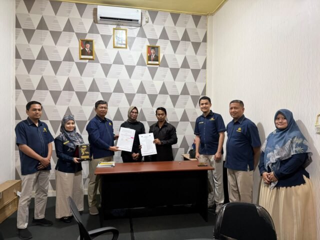 Perwakilan DJP dan Politeknik Kotabaru menunjukkan dokumen kerja sama pembentukan Tax Center yang menjadi langkah penguatan edukasi dan kesadaran perpajakan di lingkungan perguruan tinggi. Foto Dok istimewa Perwakilan DJP dan Politeknik Kotabaru menunjukkan dokumen kerja sama pembentukan Tax Center yang menjadi langkah penguatan edukasi dan kesadaran perpajakan di lingkungan perguruan tinggi. Foto Dok istimewa