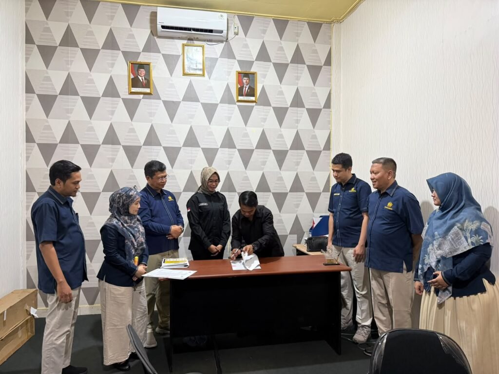 Penandatanganan dokumen kerja sama pembentukan Tax Center antara Direktorat Jenderal Pajak dan Politeknik Kotabaru sebagai bagian dari upaya memperluas edukasi perpajakan. Foto Dok Istimewa