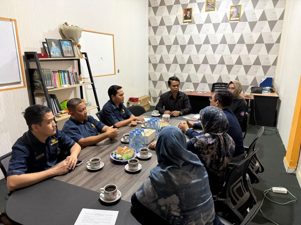 Perwakilan Direktorat Jenderal Pajak dan Politeknik Kotabaru menggelar pertemuan terkait kerja sama pembentukan Tax Center untuk memperkuat edukasi perpajakan di Kabupaten Kotabaru. Foto Dok Istimewa