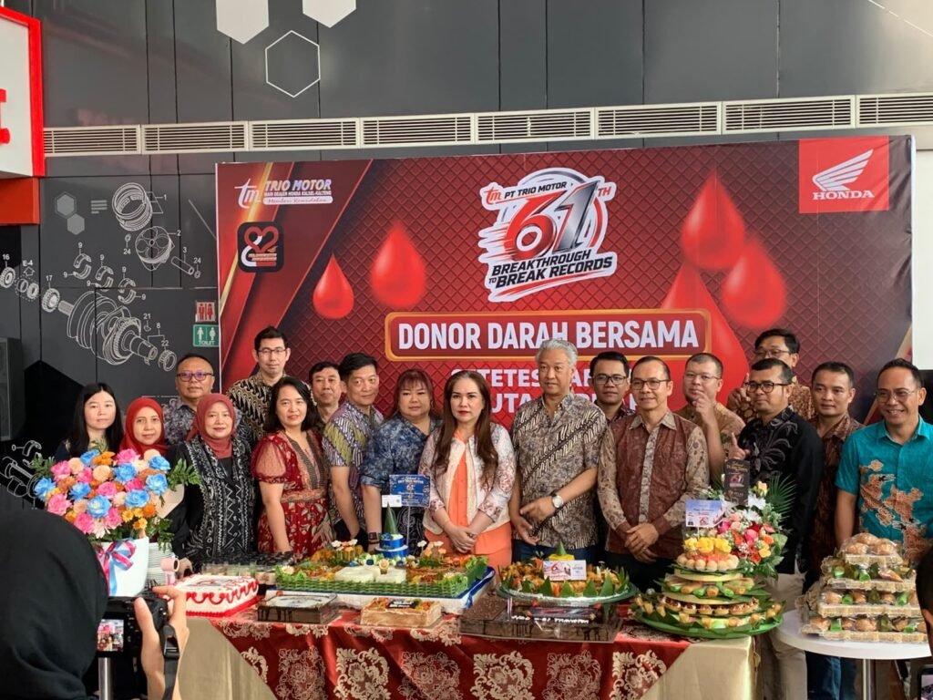 Jajaran manajemen dan peserta berfoto bersama dalam kegiatan peringatan HUT ke-61 PT Trio Motor yang mengusung tema Breakthrough to Breaking Records, sekaligus kegiatan Donor Darah Bersama di Banjarmasin. Foto Dok Istimewa