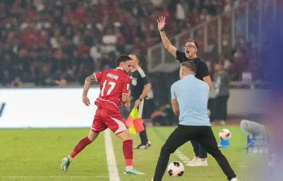 Pelatih Timnas Indonesia John Herdman memberikan instruksi kepada Calvin Verdonk saat laga sengit melawan Thailand yang berakhir imbang 2-2 pada babak kedua di Stadion Utama Gelora Bung Karno (SUGBK), Jakarta, Minggu (5/10/2026). (KLY/Budy Santoso)
