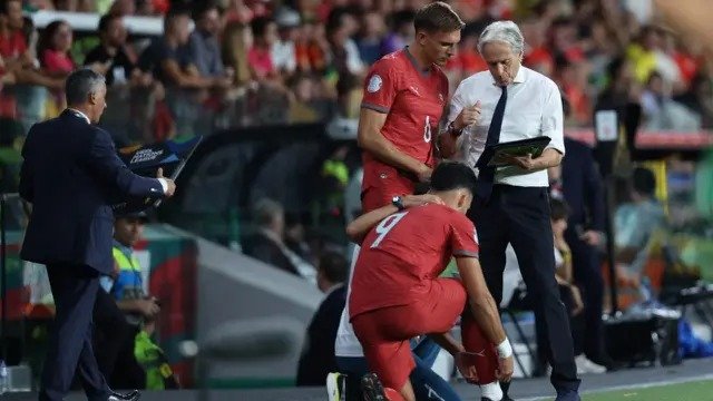 Pelatih Portugal, Jorge Jesus, berbicara dengan gelandang #06 Joao Palhinha dan penyerang #09, Goncalo Ramos, saat pertandingan fase grup A4 UEFA Nations League antara Portugal dan Wales di Stadion Jose Alvalade, Lisbon, pada 25 September 2026. (PATRICIA DE MELO MOREIRA/AFP)