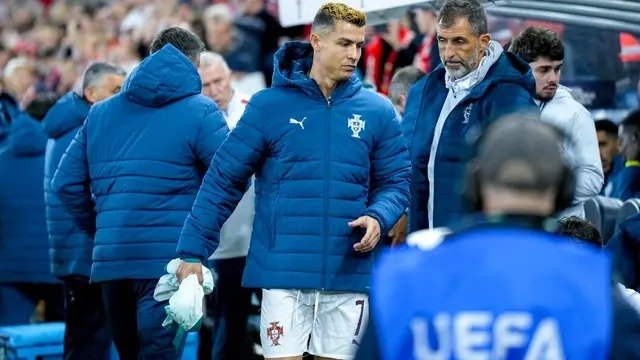 Penyerang Portugal #07, Cristiano Ronaldo, berjalan ke bangku cadangan menjelang pertandingan Grup A4 UEFA Nations League antara Norwegia dan Portugal di Oslo pada 28 September 2026. (Cornelius Poppe/NTB/AFP)