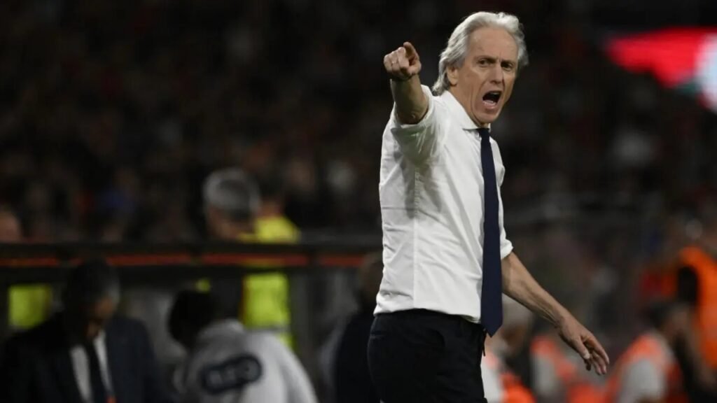 Pelatih Portugal, Jorge Jesus, memberi isyarat di tepi lapangan selama pertandingan Grup 4 UEFA Nations League antara Portugal dan Norwegia di stadion Dragao di Porto pada 4 Oktober 2026 (Miguel RIOPA/AFP)