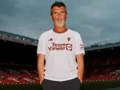 Ditanya Soal Ballon d’Or 2026, Roy Keane Langsung Sebut Satu Nama Roy Keane menjadi satu di antara model jersei ketiga Manchester United untuk musim 2023/2024. (dok. Adidas)