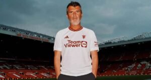 Ditanya Soal Ballon d’Or 2026, Roy Keane Langsung Sebut Satu Nama Roy Keane menjadi satu di antara model jersei ketiga Manchester United untuk musim 2023/2024. (dok. Adidas)