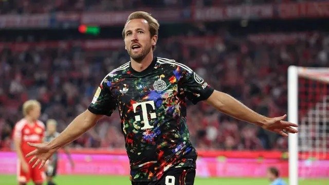 Penyerang Bayern Munchen, Harry Kane, melakukan selebrasi setelah mencetak gol dalam pertandingan Bundesliga antara Bayern Munchen dan Union Berlin di Munchen, Jerman, Sabtu (19/9/2026) dini hari WIB. (Alexandra Beier/AFP)