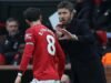 Paul Parker Minta Carrick Berani Cadangkan Bruno Fernandes di MU Pelatih sementara Manchester United asal Inggris, Michael Carrick, berbicara dengan gelandang Manchester United asal Portugal bernomor punggung 08, Bruno Fernandes, selama pertandingan Liga Inggris antara Manchester United dan Manchester City di Old Trafford, Manchester, barat laut Inggris, pada 17 Januari 2026. (Darren Staples/AFP)