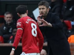 Paul Parker Minta Carrick Berani Cadangkan Bruno Fernandes di MU Pelatih sementara Manchester United asal Inggris, Michael Carrick, berbicara dengan gelandang Manchester United asal Portugal bernomor punggung 08, Bruno Fernandes, selama pertandingan Liga Inggris antara Manchester United dan Manchester City di Old Trafford, Manchester, barat laut Inggris, pada 17 Januari 2026. (Darren Staples/AFP)