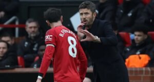 Paul Parker Minta Carrick Berani Cadangkan Bruno Fernandes di MU Pelatih sementara Manchester United asal Inggris, Michael Carrick, berbicara dengan gelandang Manchester United asal Portugal bernomor punggung 08, Bruno Fernandes, selama pertandingan Liga Inggris antara Manchester United dan Manchester City di Old Trafford, Manchester, barat laut Inggris, pada 17 Januari 2026. (Darren Staples/AFP)